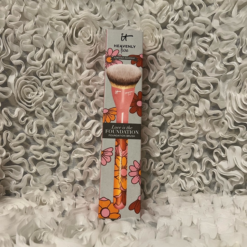 BNWT!it brushes for ulta flower power foundation brush🌼